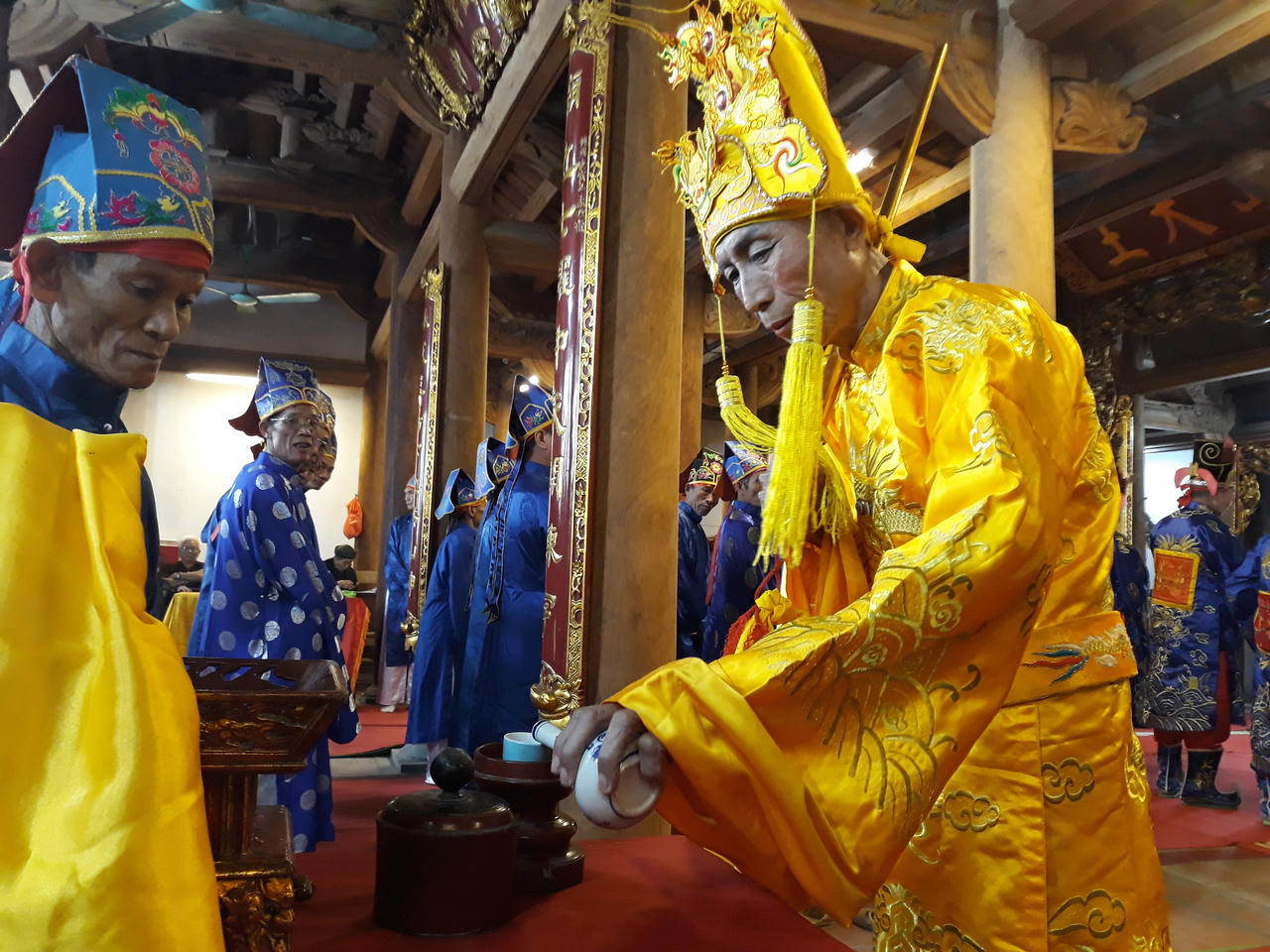 Đoàn người rước 'vua sống' kéo dài hàng km ở Hà Nội